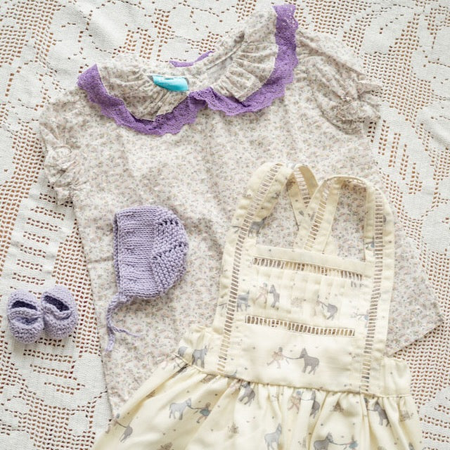Camisa flores com bordado lilás