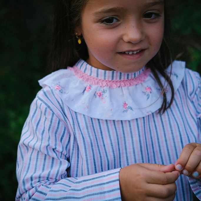 Camisa riscas com gola de flores