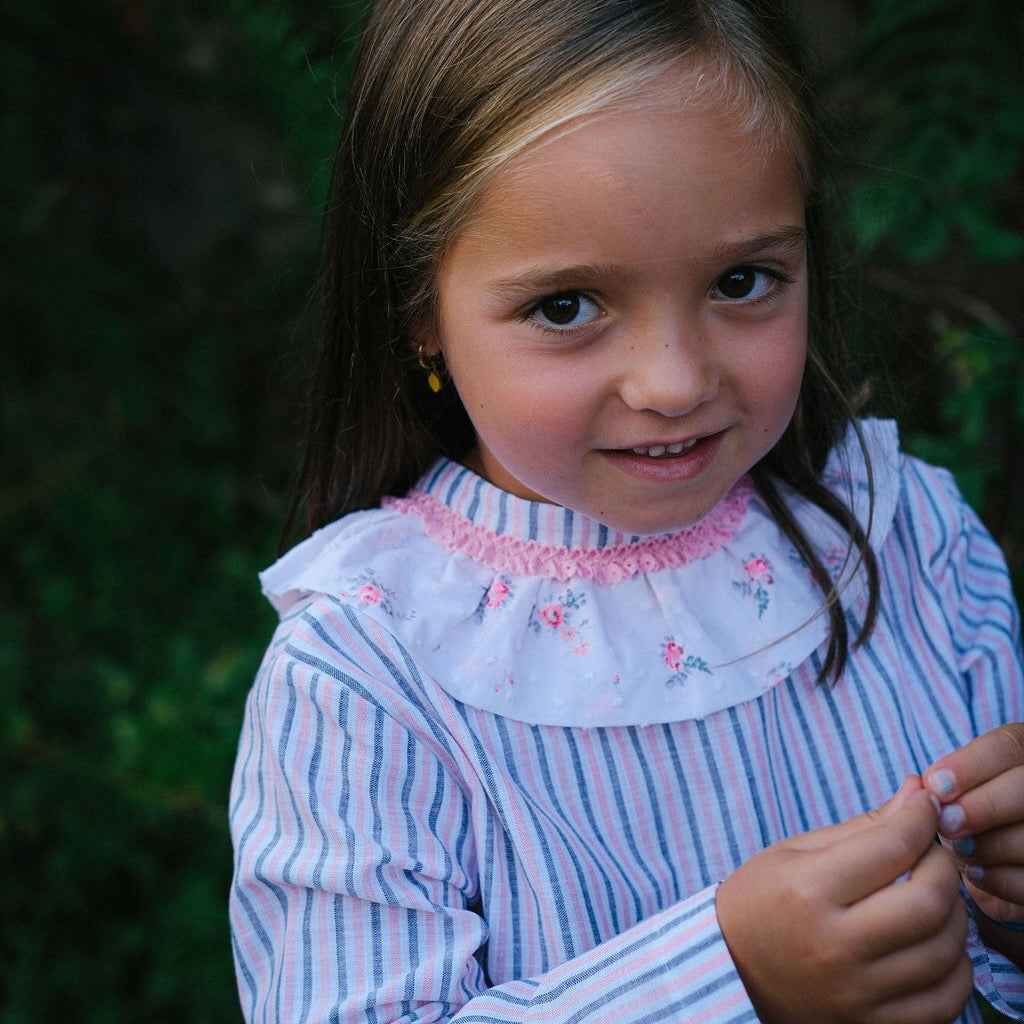 Camisa riscas com gola de flores