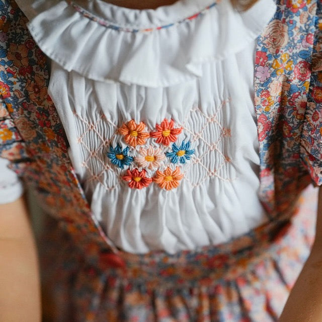Camisa branca com flores bordadas