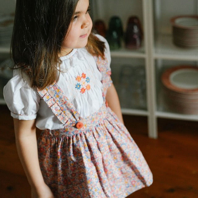 Camisa branca com flores bordadas