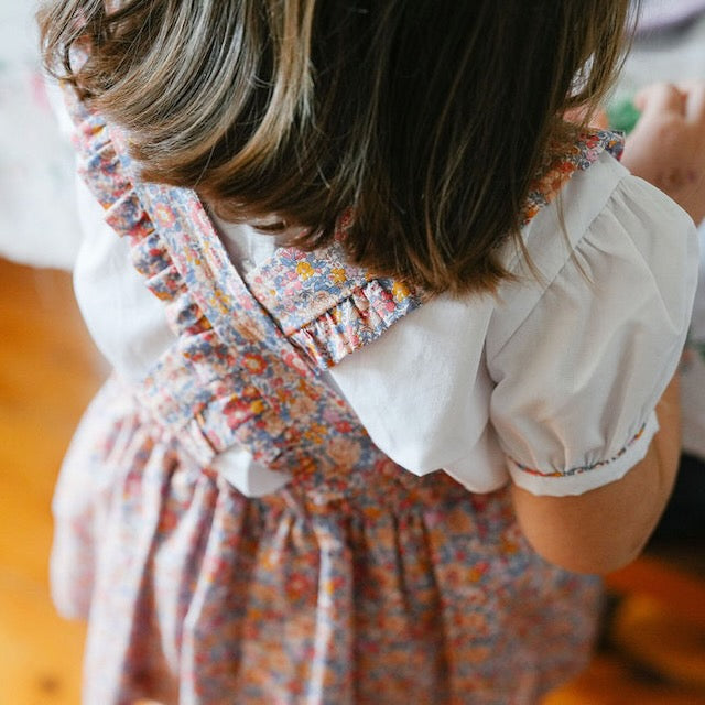 Camisa branca com flores bordadas