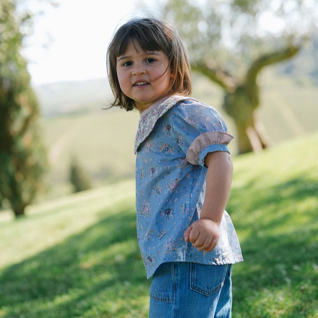 Camisa azul flores