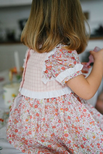 Vestido flores e quadradinhos