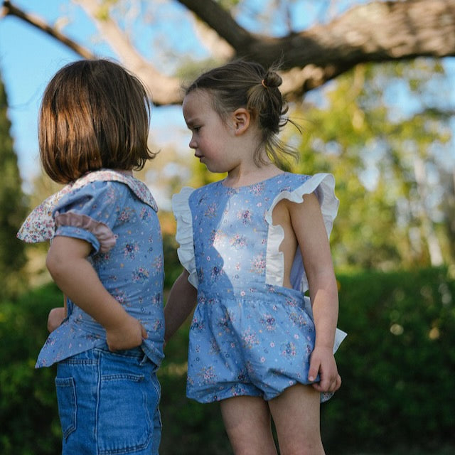 Camisa azul flores