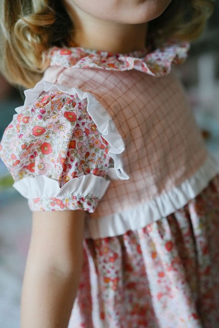 Vestido flores e quadradinhos