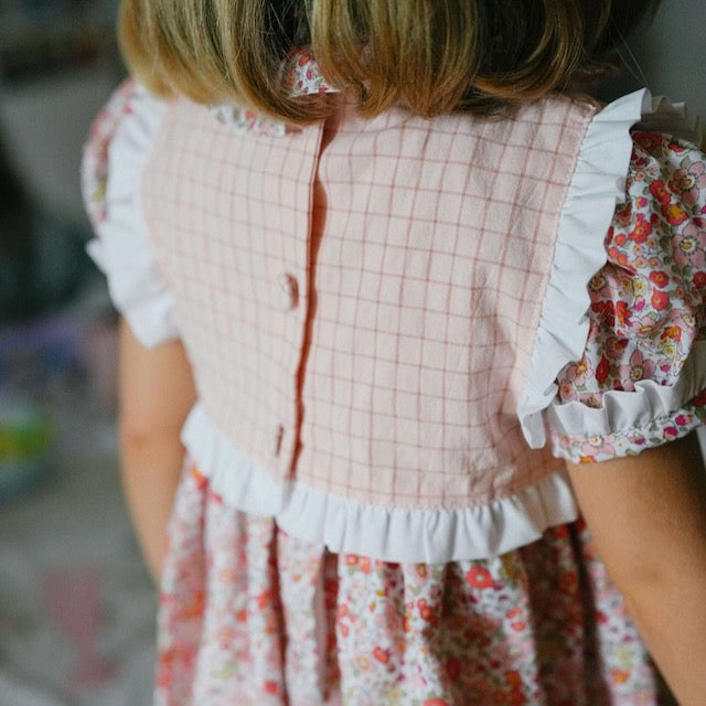 Vestido flores e quadradinhos