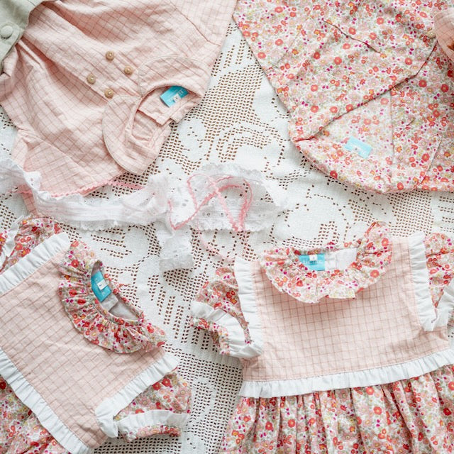 Conjunto bege e quadradinhos