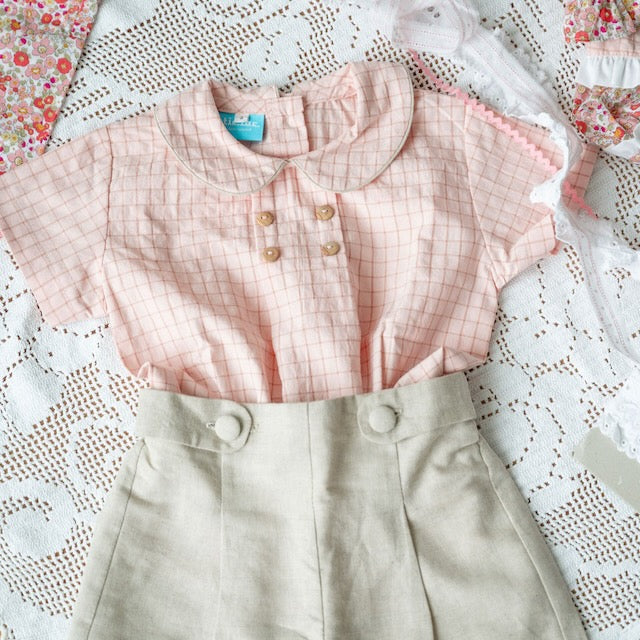 Conjunto bege e quadradinhos