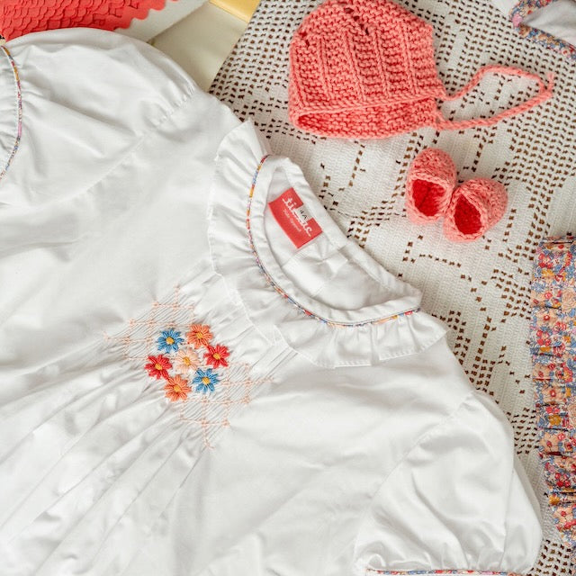 Camisa branca com flores bordadas