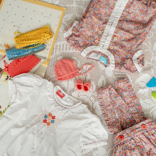 Camisa branca com flores bordadas
