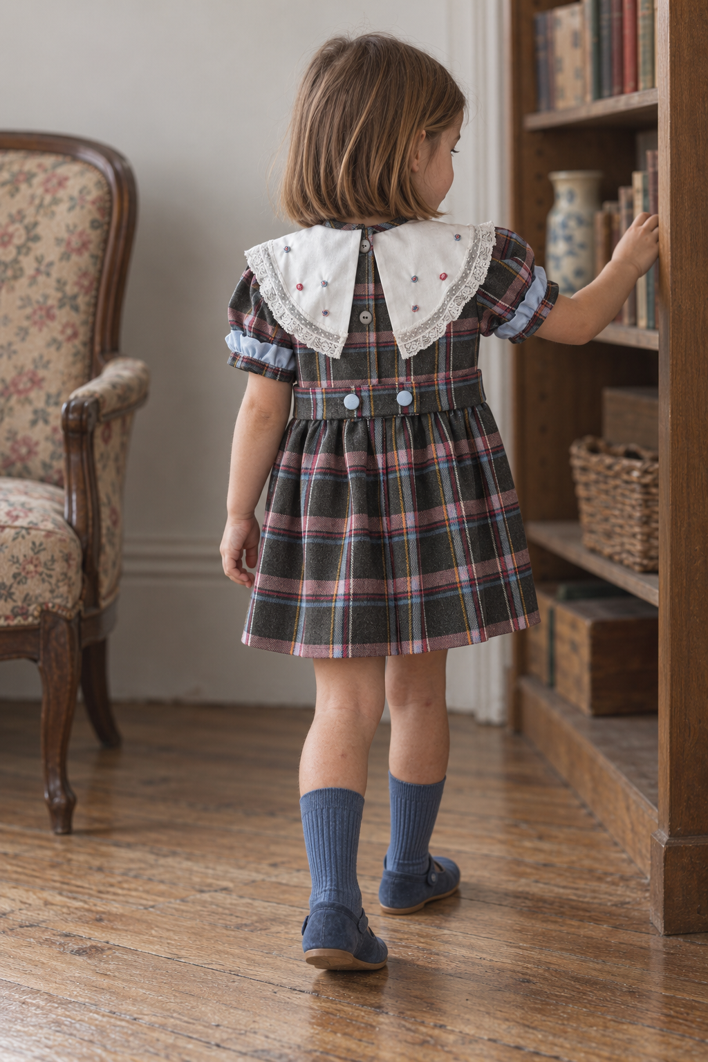 Vestido de xadrez com gola bordada