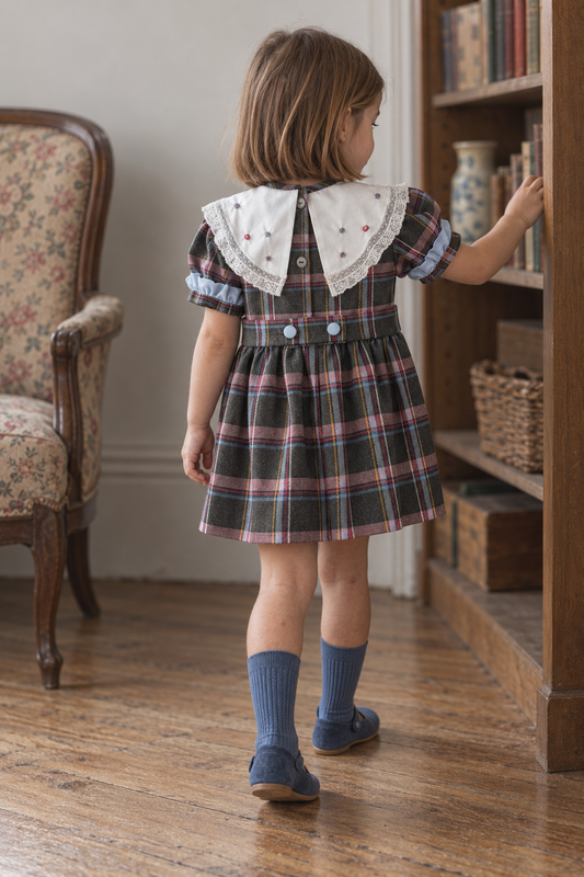 Vestido de xadrez com gola bordada
