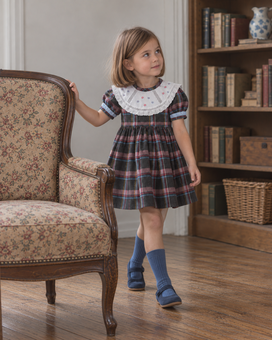 Vestido de xadrez com gola bordada