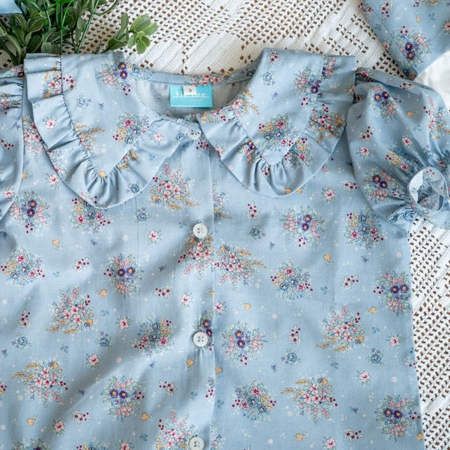 Conjunto azul com flores