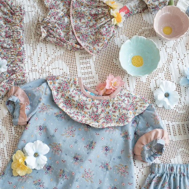 Camisa azul flores