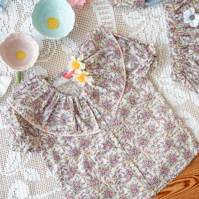 Conjunto branco com flores