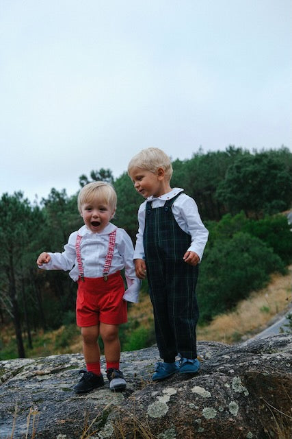 Camisa branca com gola bordada