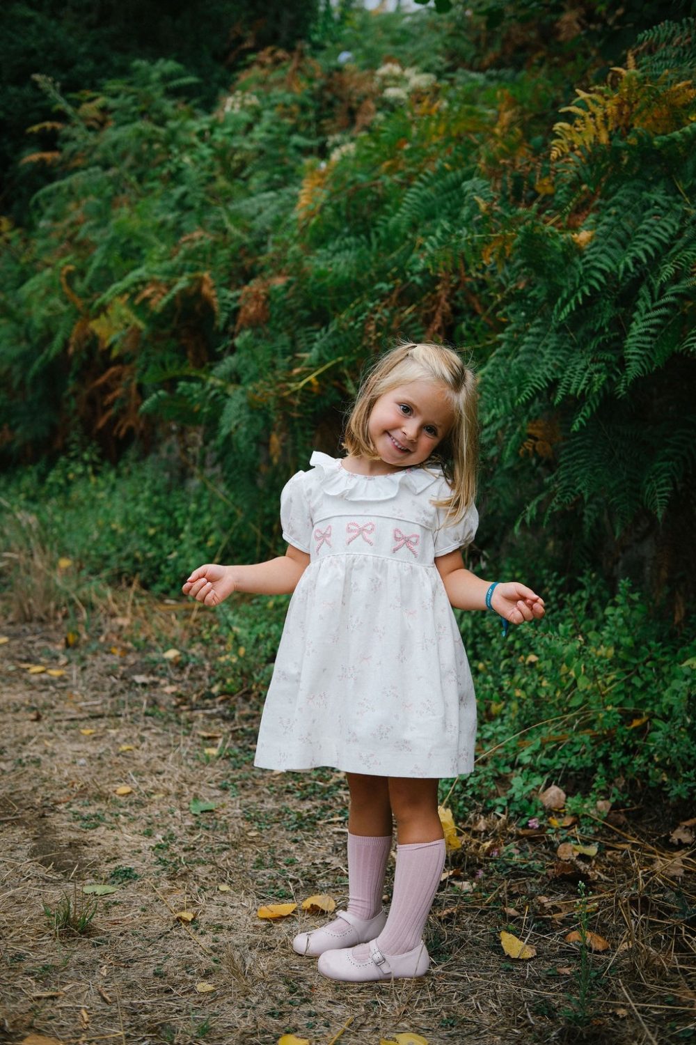 Vestido bordado com laços - Image 5