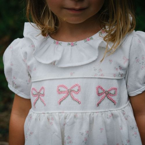 Vestido bordado com laços