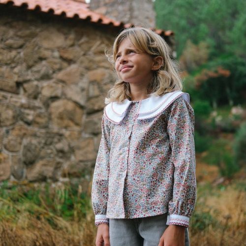 Camisa de flores com grega