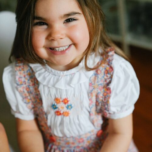 Camisa branca com flores bordadas